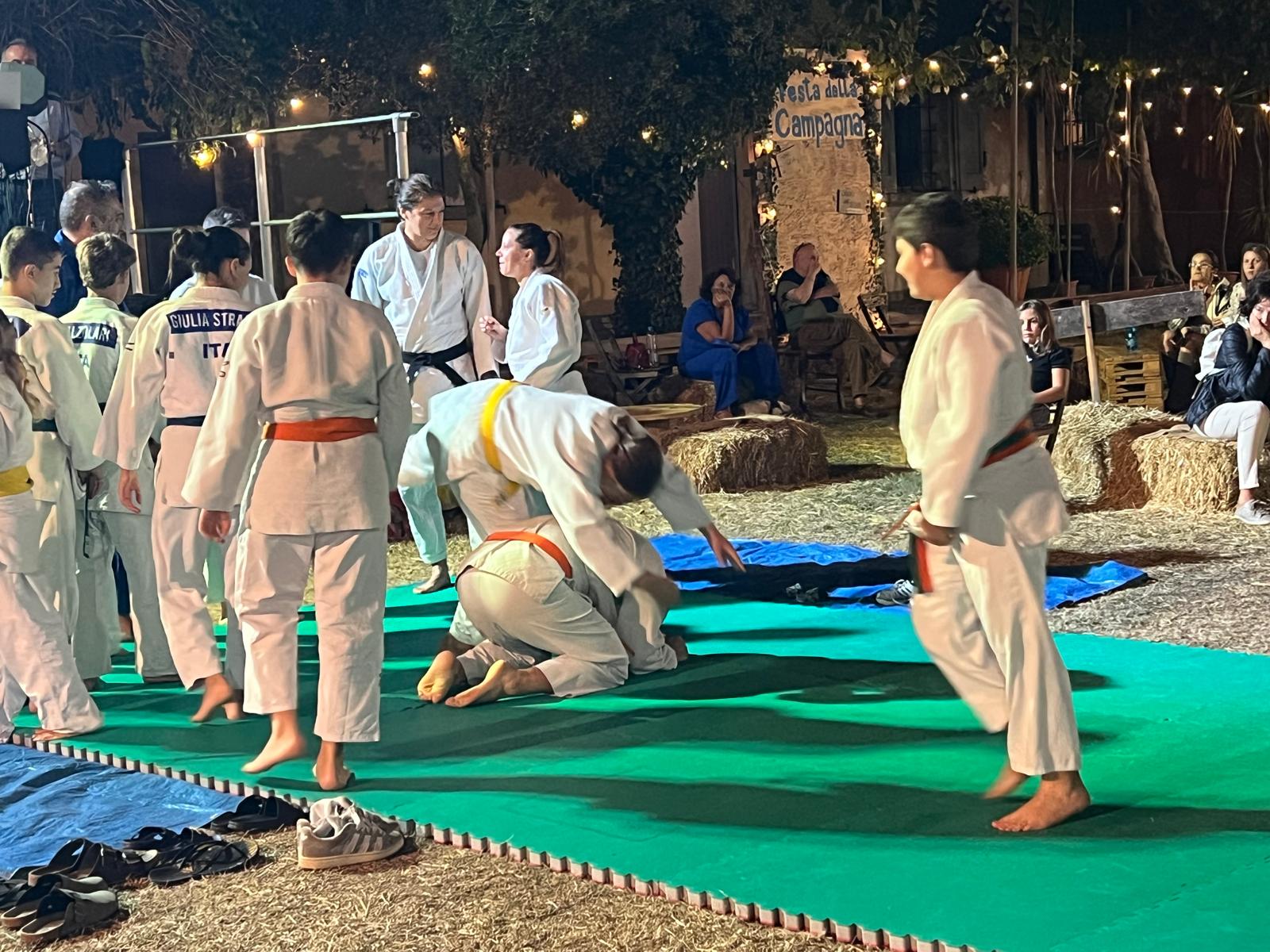 Tecnica di judo eseguita dai ragazzi davanti al pubblico della festa